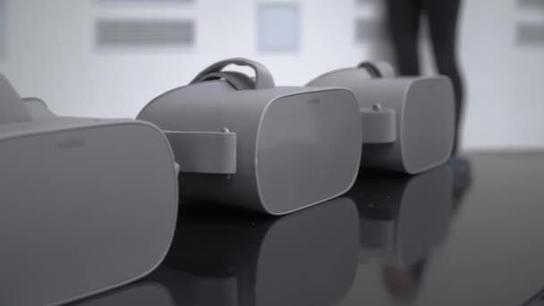 Білі віртуальні окуляри на столі.. — стокове відео