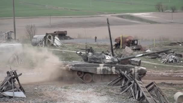 Veículo de combate blindado em movimento na areia. Conceito de tecnologia de batalha de guerra. — Vídeo de Stock