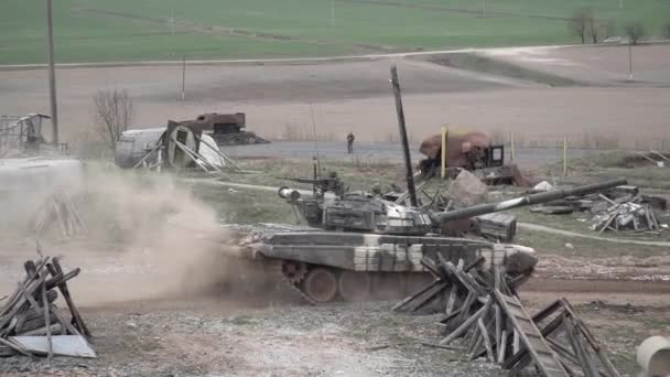 Véhicule blindé de combat se déplaçant dans le sable. Concept de technologie de guerre bataille. — Video