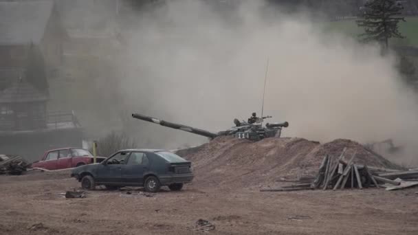 전투 차량 이 모래 속에서 움직이고 있다. 전쟁 기술의 개념. — 비디오