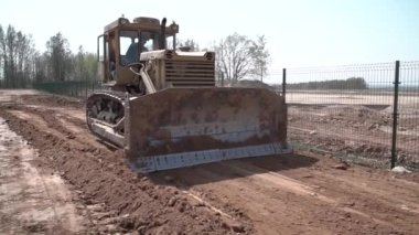 İnşaat alanında bir buldozer, bir dozer ters yöne gidiyor..