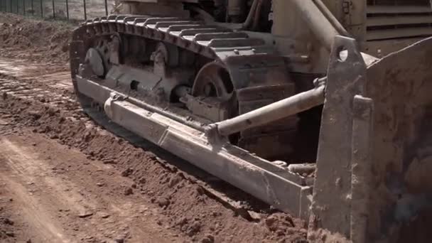 Close-up bulldozer, dozer op bouwplaats gaat achteruit. — Stockvideo