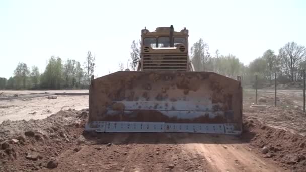 Close-up bulldozer, dozer op bouwplaats gaat achteruit. — Stockvideo