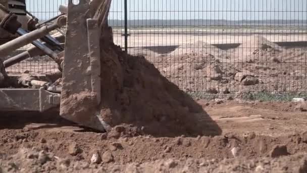 Bulldozer poussant une grande quantité de terre fraîche, tir du côté. — Video