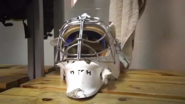 Casco da hockey si trova sulla panchina. Concetto sport invernali. Copia spazio e video di sfondo. Abbigliamento sportivo e attrezzature. — Video Stock