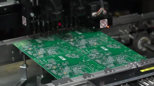 Výroba desek elektronických obvodů. Automated Circut Board machine Vyrábí tištěnou digitální elektronickou desku. Výroba kontraktů na elektroniku. Výroba elektronických čipů. High-tech — Stock video