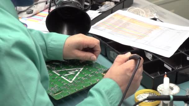 Facilitatea electronică modernă: om de știință, inginer face lipit plăci de bază cu curcubeu imprimat. Are proiectarea, dezvoltarea PCB industriale, microcipuri de siliciu, semiconductori — Videoclip de stoc