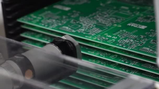 Placa de circuito impresso verde, componentes da placa-mãe do computador: microchips, processador da CPU, transístores, semicondutores. Dentro do Dispositivo Eletrônico, Partes do Supercomputador. — Vídeo de Stock