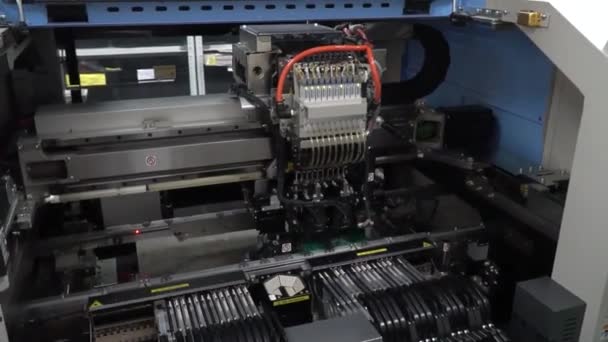 Produção de placa de circuito eletrônico. Automated Circut Board machine Produz placa eletrônica digital impressa. Fabricação de contratos eletrônicos. Fabricação de chips eletrônicos. Alta tecnologia — Vídeo de Stock