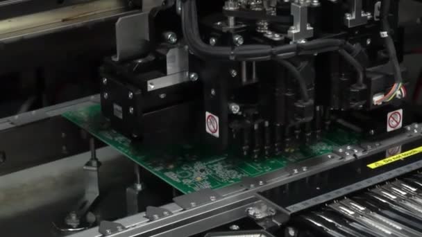 Productie van elektronische printplaten. Automatische Circut Board machine Produceert Gedrukt digitaal elektronisch karton. Productie van elektronicacontracten. Vervaardiging van elektronische chips. Geavanceerde technologie — Stockvideo