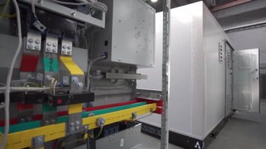 Gri metal bir elektrik panelinin yakın çekimi, elektrik ekipmanı üretimi için bir fabrika..