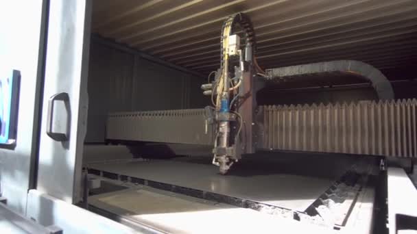 Laserové řezací stroje zpracovávající plechy. Laserové řezací zařízení provádí řezy na kovu — Stock video