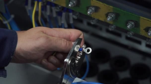 Aplique manualmente terminales de conector de alambre al cable eléctrico. - primer plano, cámara estática — Vídeos de Stock