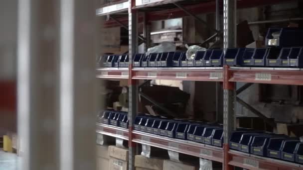 Tracking Shot di scaffali di stoccaggio magazzino organizzato con diversi prodotti — Video Stock