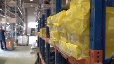 Büyük bir fabrika deposu. Mallar sarı çantalarda nakliyeye hazır. lojistik işi nakliye postası