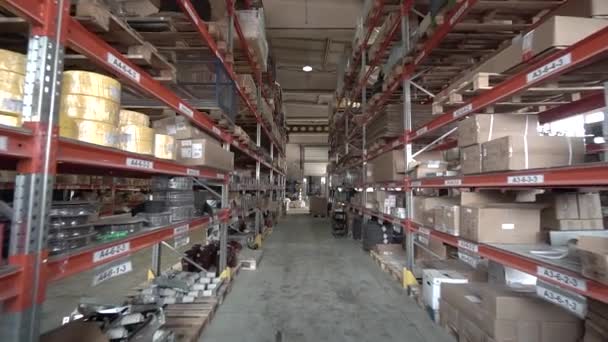Velké tovární skladiště. Kamera se zachytí mezi policemi ve velkém obchodě. — Stock video