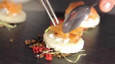 İş yerinde pasta süsleyen profesyonel bir aşçı. Lüks Restoranda..