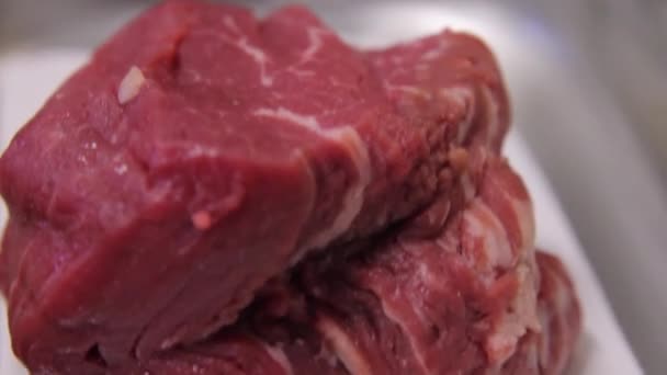 ステーキを作るための新鮮な豚肉の肉の一片 — ストック動画