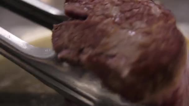 Delicioso bife de carne grelhada suculento. — Vídeo de Stock