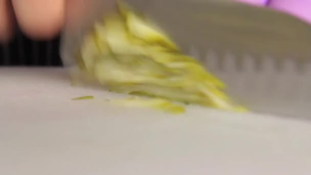 Веганский человек на кухне рубят маринованный огурец для салата — стоковое видео