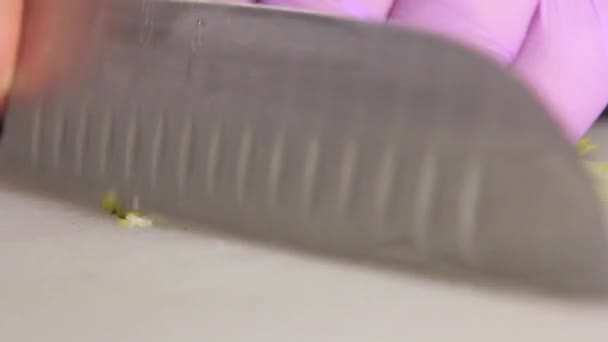 Vegan άτομο στην κουζίνα τεμαχίζοντας ένα αγγούρι τουρσί για σαλάτα — Αρχείο Βίντεο