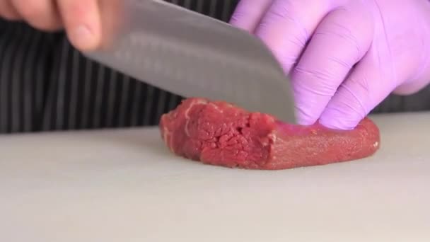 Нарізати м'ясо. свіже сире м'ясо яловичини на подрібненій дошці . — стокове відео