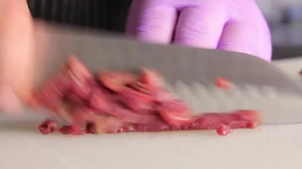 Cortar carne picada com faca. Um plano de perto. Um chef cortando carne de porco picada na tábua de corte — Vídeo de Stock