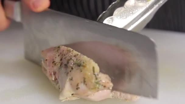 Şef Kızarmış Tavuk Göğsünü Beyaz Tahtada Dilimlere Ayırıyor — Stok video