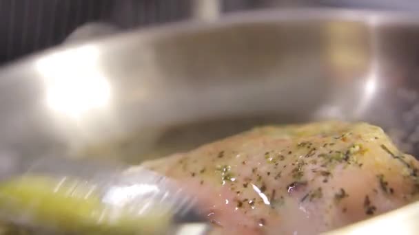 Lezzetli Sulu Biftek Yağda Pişirilir Kızarmış Fileto Taze Hindi Filetosu — Stok video