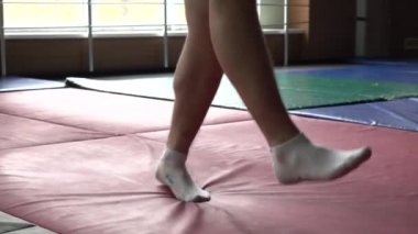 Modern bir spor salonunda bacaklar ip atlıyor..