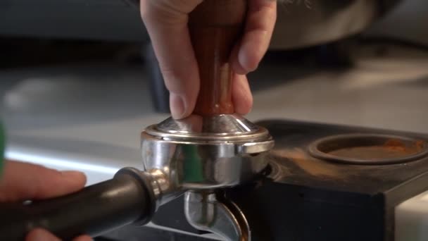 Zubereitung von gemahlenem Kaffee durch Stampfen von frischem Kaffee. Nahaufnahme. — Stockvideo