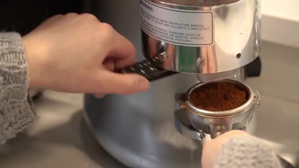 Επαγγελματική barista χρησιμοποιεί μύλος καφέ για να αλέσει φρέσκα φασόλια καφέ — Αρχείο Βίντεο