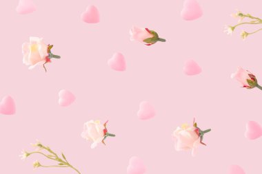 Uçan parlak pembe kalpler ve pastel pembe arka planda gül çiçekleriyle yapılmış romantik bir kompozisyon. Yaratıcı aşk konsepti. Sevgililer Günü estetiği kutluyor.