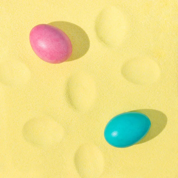 Huevos Pascua Coloridos Con Sombras Día Soleadas Sobre Arena Amarilla — Foto de Stock