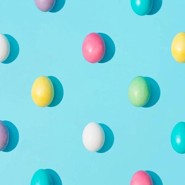 Patrón Moda Hecho Coloridos Huevos Pascua Sobre Fondo Azul Brillante — Foto de Stock