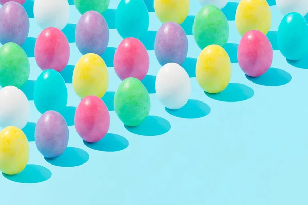 Patrón Creativo Hecho Coloridos Huevos Pascua Sobre Fondo Azul Brillante — Foto de Stock