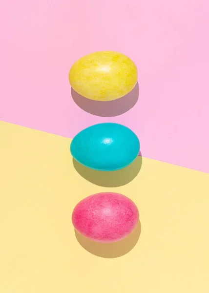 Huevos Pascua Colores Sobre Fondo Amarillo Brillante Rosa Concepto Mínimo — Foto de Stock