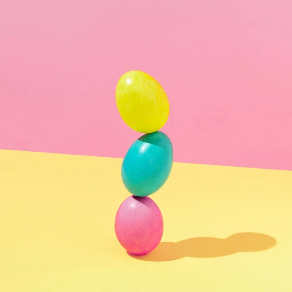 Composición Colorida Huevos Pascua Sobre Vibrante Fondo Amarillo Rosa Concepto — Foto de Stock