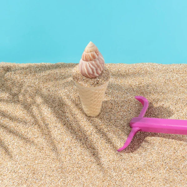 Composição Abstrata Feita Cone Sorvete Com Concha Areia Mar Vibrante — Fotografia de Stock