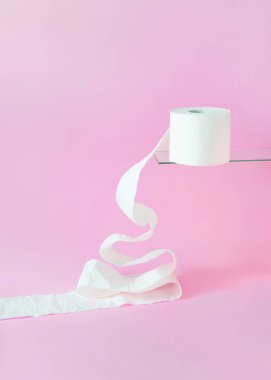 Beyaz tuvalet kağıdından yapılmış Noel ağacı şekli parlak pembe arka planda yuvarlanıyor. Asgari konsept sanat.