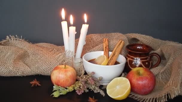 Fondo Otoño Con Manzanas Pera Hierbas Secas Anís Palitos Canela — Vídeos de Stock