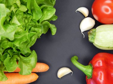 Çeşitli taze sebze ve meyvelerin arka planı. Marul, havuç, dolma biber, kabak, domates, sarımsak, elma, armut, muz....