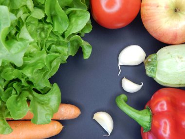 Çeşitli taze sebze ve meyvelerin arka planı. Marul, havuç, dolma biber, kabak, domates, sarımsak, elma, armut, muz....