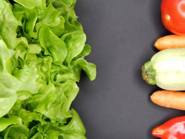 Çeşitli taze sebze ve meyvelerin arka planı. Marul, havuç, dolma biber, kabak, domates, sarımsak, elma, armut, muz....