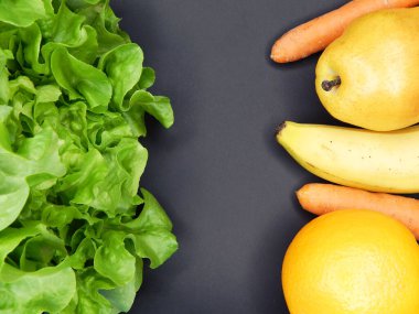 Çeşitli taze sebze ve meyvelerin arka planı. Marul, havuç, dolma biber, kabak, domates, sarımsak, elma, armut, muz....