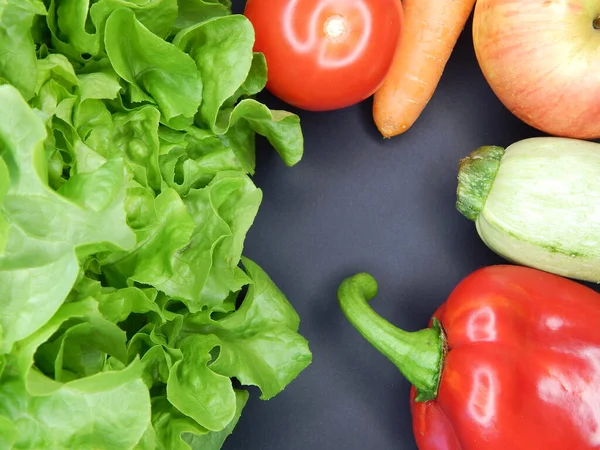 Çeşitli taze sebze ve meyvelerin arka planı. Marul, havuç, dolma biber, kabak, domates, sarımsak, elma, armut, muz....