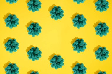 Sarı arka planda yeşil pamuk çiçeği. Şablon. Düz yatıyordu. Boşluğu kopyala.