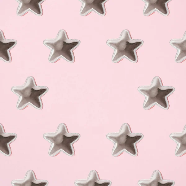 5つの銀のグミのおもちゃの星を手配した ピンクの背景 ミニマルデザイン コピースペース 平置きだ パターン — ストック写真
