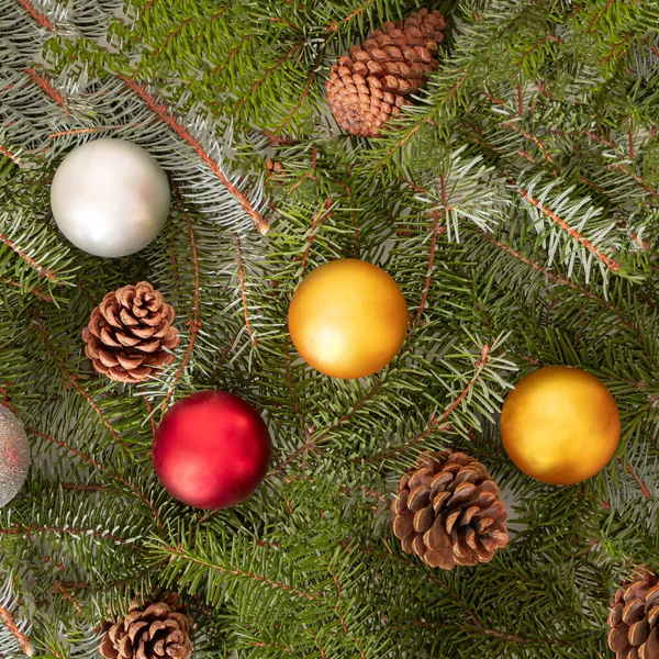 Capodanno Albero Natale Con Palline Colorate Pigna Scena Vacanza Invernale — Foto Stock