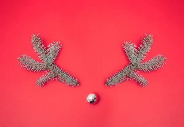 新年圣诞树银质迪斯科舞会 粉红的背景 最小的冬季场景 复制空间 — 图库照片